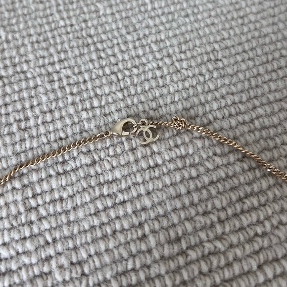 CHANEL Antique Gold Flower Necklace - Picture 4 of 7